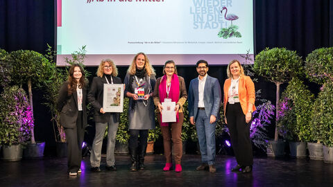 Mehrere Personen stehen auf einer Bühne