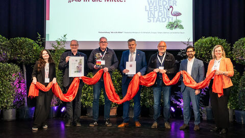 Mehrere Personen stehen auf einer Bühne