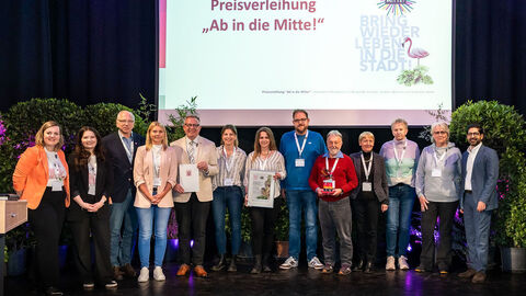 Mehrere Personen stehen auf einer Bühne