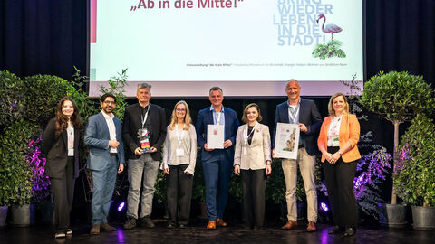 Mehrere Personen stehen auf einer Bühne