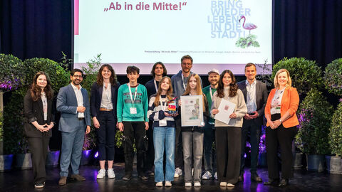 Mehrere Personen stehen auf einer Bühne