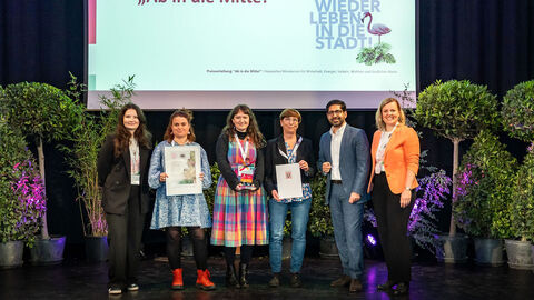 Mehrere Personen stehen auf einer Bühne