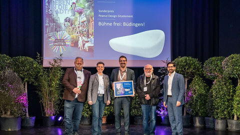 Mehrere Personen stehen auf einer Bühne