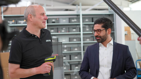 Zwei Männer unterhalten sich