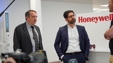 Zwei Männer stehen in einem Raum 