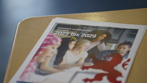 Ein Papier auf dem Bündnis Ausbildung Hessen 2025 steht
