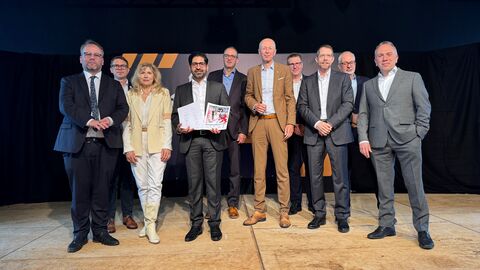 Mehrere Personen stehen auf einer Bühne