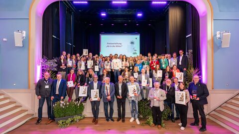 Mehrere Personen stehen auf einer Bühne