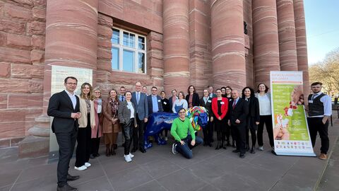 Mehrere Personen stehen vor einem Gebäude
