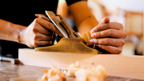 Schreinerarbeiten in einer Werkstatt