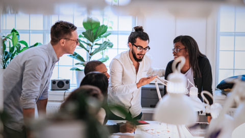 Gründer und Start Ups in Hessen fördern Mehrere junge Menschen diskutieren