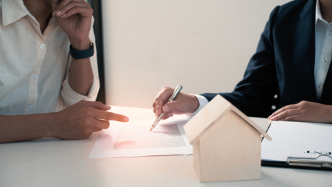 Zwei Personen unterhalten sich miteinander