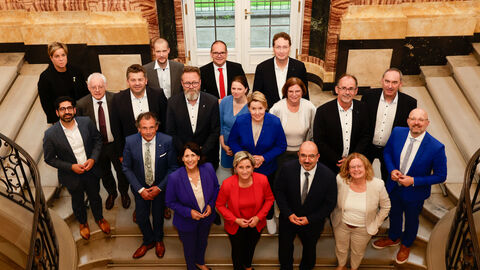 Mehrere Personen stehen auf einer Treppe