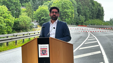 Ein Mann steht an einem Pult