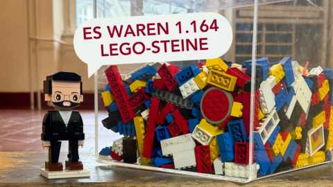 Auflösung Gewinnspiel Hessentag Eine Legofigur steht vor einigen Steinen und sagt Es waren 1.164 LEGO-Steine