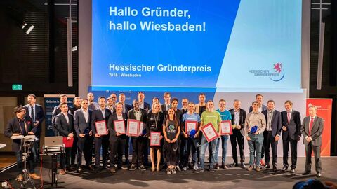 Verleihung des Hessischen Gründerpreises  Mehrere Personen stehen auf einer Bühne