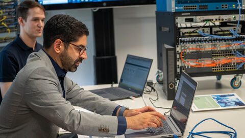 Minister Mansoori an einem Laptop