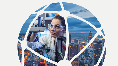 Technologie und Innovation Eine Frau mit einer Laborbrille untersucht etwas