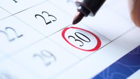 Ein Kalenderblatt bei dem der 30. Tag rot eingekreist ist