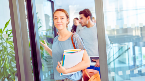 Duales Studium im Wirtschaftsministerium Eine junge Frau läuft durch eine Glastür
