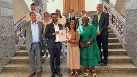 Staatssekretär Umut Sönmez übergibt Förderbescheid für Entwicklungszusammenarbeit Staatssekretär Umut Sönmez übergibt Förderbescheid für Entwicklungszusammenarbeit