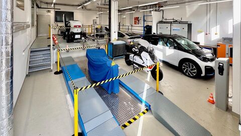 Eine Werkstatt mit Elektroautos