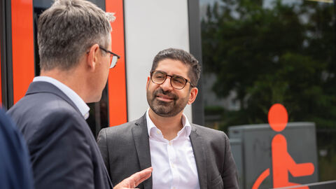 Besuch der Horlofftalbahn Zwei Männer stehen vor einem Zug und unterhalten sich