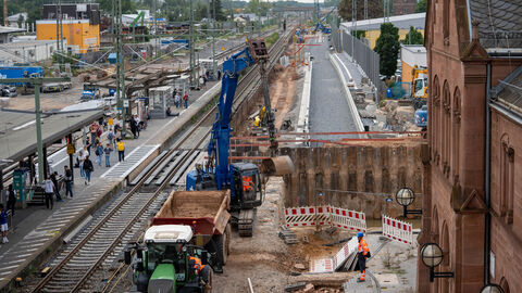 Baustelle am Bahnhof Gelnhausen Ein Bahnhof an dem gerade eine große Baustelle ist