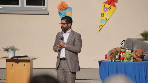 Minister Mansoori bei Einschulungsfeier