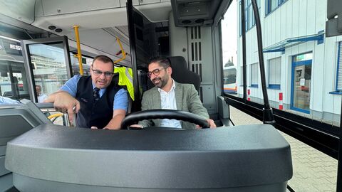 Minister Mansoori besucht ESWE Verkehr zum Ausbildungsstart