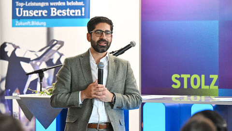 Ein Mann spricht in ein Mikrofon