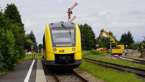 Schienenverkehr in Hessen Ein gelber Zug fährt auf einer Schiene