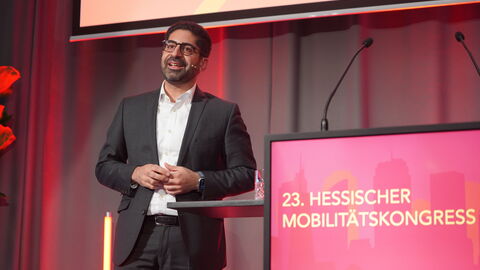 Ein Mann steht auf einer Bühne und hält eine Rede