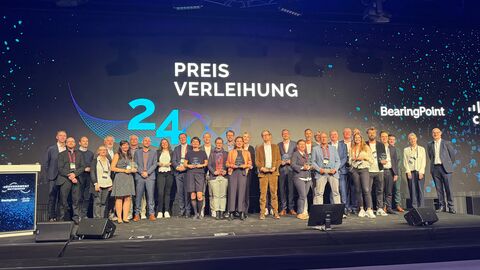 Mehrere Personen stehen auf einer Bühne