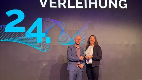 Zwei Personen stehen auf einer Bühne