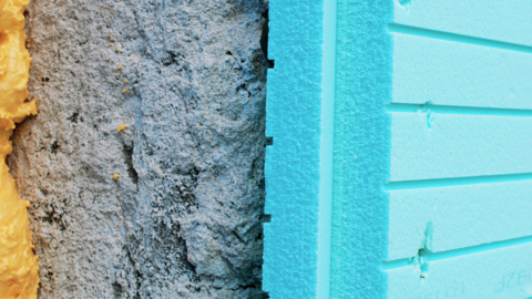 Drei Schichten an einer Hauswand