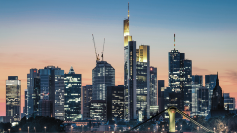 Mehrere Hochhäuser beleuchtet bei Nacht