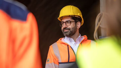 Minister Kaweh Mansoori mit Bauhelm