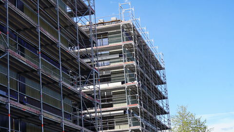 Ein Gebäude mit Baugerüst