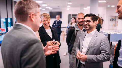 Mehrere Personen unterhalten sich