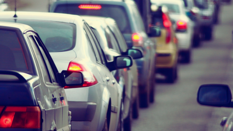 Autos stehen auf einer Straße im Stau