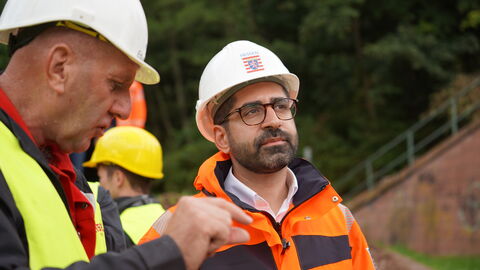 Zwei Männer in Warnwesten und mit Bauhelmen