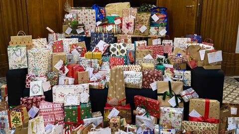 Mehrere Geschenke liegen auf einem Haufen