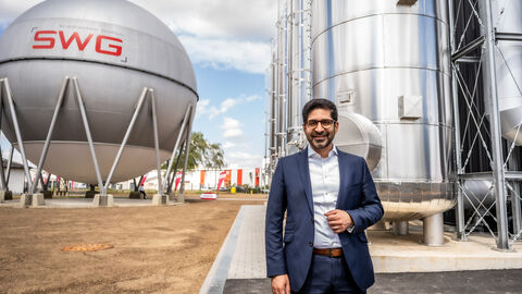 Minister Mansoori vor der ersten Flusswärmeanlage Hessens