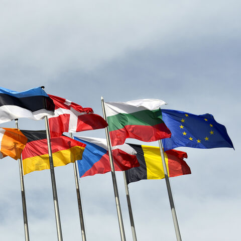 EFRE Europäische Flaggen an Fahnenmasten